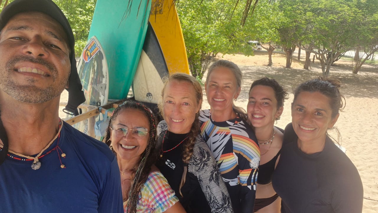 escola de surf calorosa, criamos o sentimento de pertencimento, e buscamos lhe entrwgar ao mar de forma segura, somos uma escola especialista em segurança e resultados