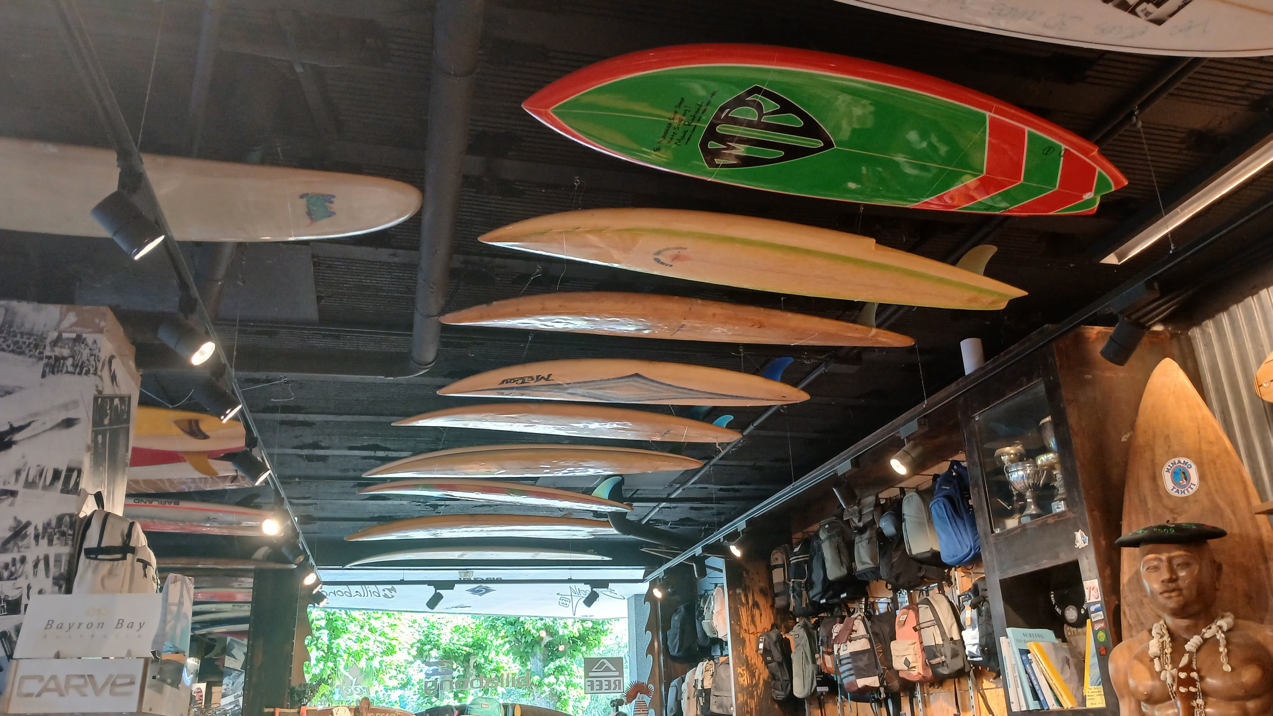 Aulas de stand up em praias paradiziacas é com a Gostoso Surf School, te ensinamos rapidamente | aluguel de pranchas
